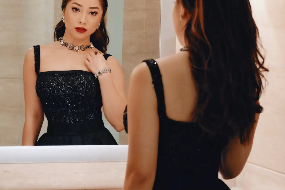 [Bintang] Hitam Bukan Kelam, Gaya Nikita Willy dan 4 Seleb Mencuri Hati