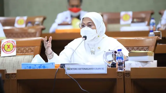 Menaker Ida dalam rapat kerja dengan Komisi IX DPR RI di Kompleks Parlemen, Jakarta