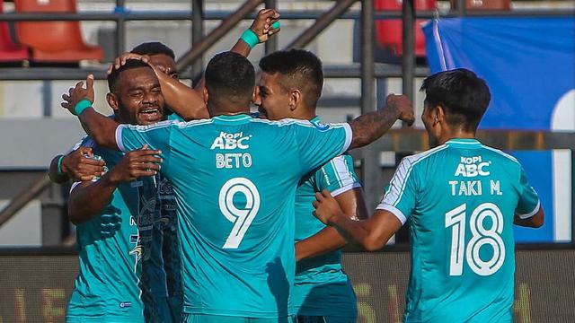 PSBS Biak mengalahkan Madura United 2-1 di BRI Liga 1 2024/2025.