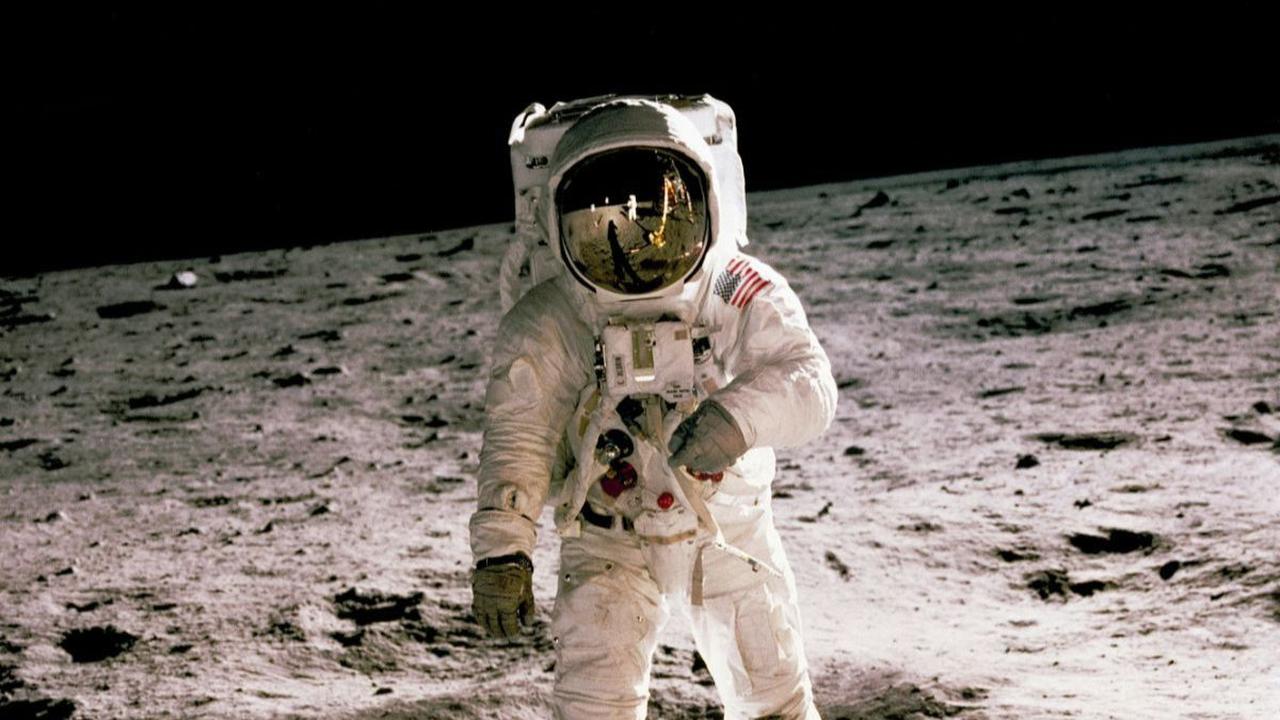 Dalam orbit rendah Bumi (LEO), yaitu orbit dengan altitudo di bawah 2.000 km, tembok ini dapat dilihat oleh manusia, meskipun sangat sulit.&nbsp;
