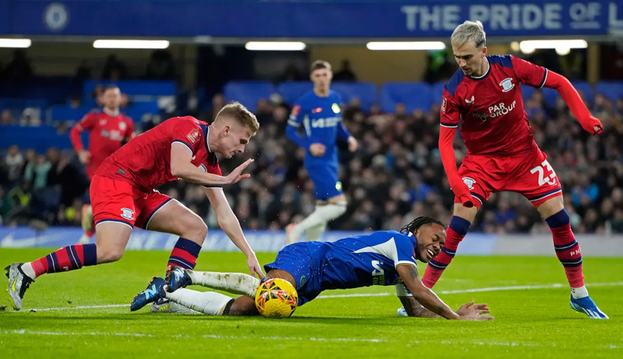 Chelsea tak menemui kesulitan berarti dalam mengamankan tiket ke babak keempat Piala FA 2023/2024. The Blues menang telak 4-0 ketika berhadapan dengan tamunya Preston North End. (AP Photo/Kirsty Wigglesworth)