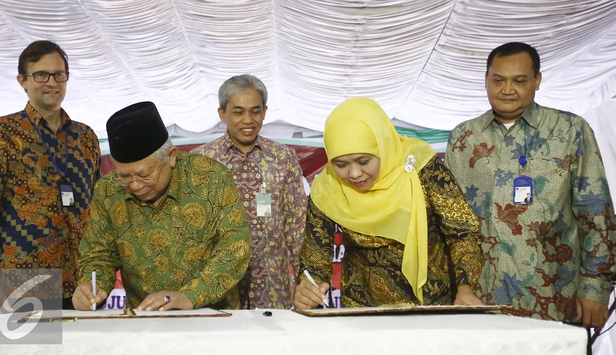 Ketua MUI KH Ma’aruf Amin (kiri) dan Mensos Khofifah Indar Parawansa saat menandatangani MoU program edukasi keuangan syariah '1 Juta Umat Mandiri' di Tangerang, Senin (30/5).(Liputan6.com/Angga Yuniar)