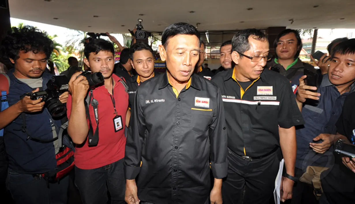 Ketua Umum Partai Hanura Wiranto saat tiba di Hotel Acacia untuk menghadiri Munas Gema Hanura, Jakarta, Jumat (16/1/2015). (Liputan6.com/Miftahul Hayat)