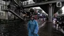 Seorang warga berjalan melintasi banjir yang menggenangi kawasan Seskoal - Cipulir, Jakarta, Selasa (4/4/2022). Hujan yang mengguyur wilayah Ibu Kota Jakarta mengakibatkan banjir menggenangi kawasan Simpang Seskoal, Kebayoran Lama, Jakarta. Banjir setinggi 50cm - 1 meter disebabkan saluran pembuangan berukuran kecil tersumbat. (Liputan6.com/Johan Tallo)