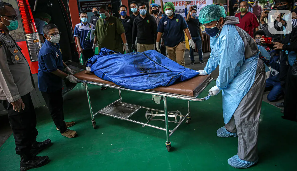 Petugas menurunkan kantong jenazah korban kebakaran Lapas Kelas I Tangerang dari ambulans di RS Polri Kramat Jati, Jakarta, Rabu (8/9/2021). Sebanyak 41 warga binaan tewas akibat kebakaran yang terjadi di Blok C 2 Lapas Kelas I Tangerang. (Liputan6.com/Faizal Fanani)