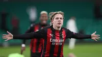 Gelandang AC Milan, Jens Petter Hauge, melakukan selebrasi usai mencetak gol ke gawang Celtic pada laga Grup H Liga Europa 2020/2021 di Celtic Park Stadion, Jumat (23/10/2020). AC Milan menang 3-1 atas Celtic. (AFP/Russell Cheyne/pool)