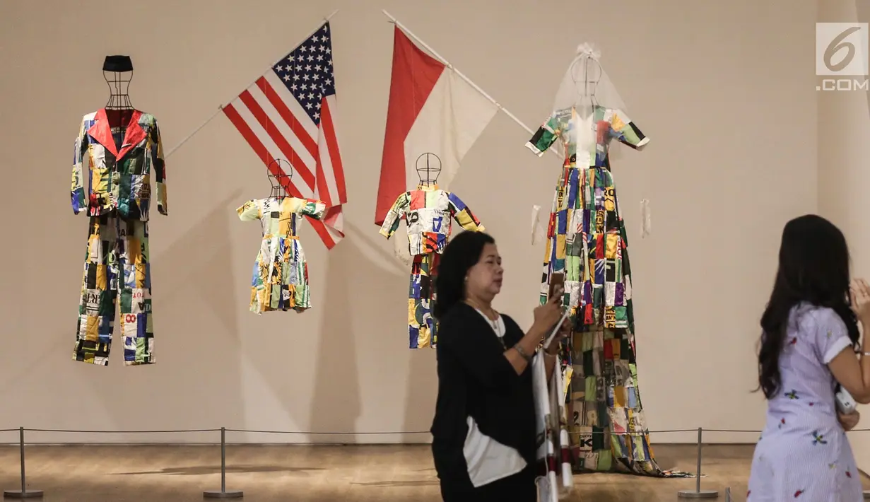 Karya seni dua bendera Indonesia dan AS dalam sebuah keluarga di Museum MACAN, Kebon Jeruk, Jakarta, Kamis (14/2). Pameran bertajuk Masa Lalu Belumlah Berlalu menghadirkan 70 karya seni yang diciptakan sejak tahun 1980. (Liputan6.com/Fery Pradolo)