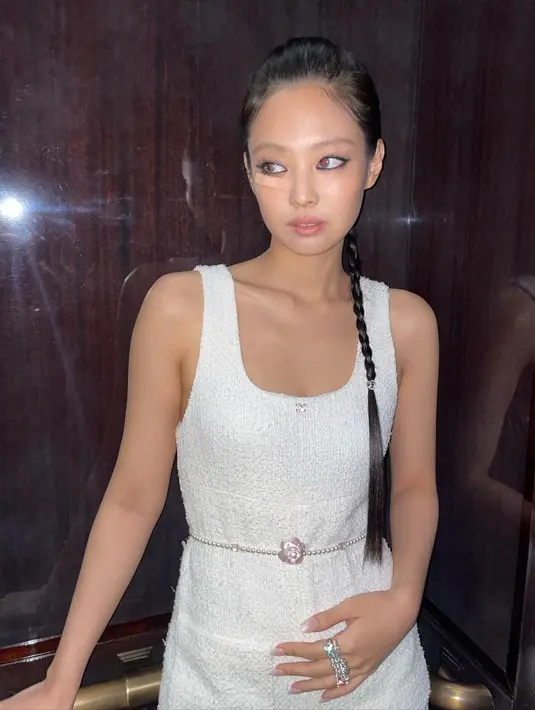 Jennie Blackpink melengkapi penampilannya yang elegan dengan ikat pinggang dan cincin perak saat berpose selama acara koleksi ready-to-wear Chanel Fall-Winter 2023/24 di Paris Fashion Week. (Instagram/jennierubyjane)