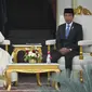 Presiden Joko Widodo (kanan) berbincang dengan Pemimpin Gereja Katolik Dunia Paus Fransiskus di veranda Istana Merdeka, Jakarta, Rabu (4/9/2024). (Achmad Ibrahim / POOL / AFP)