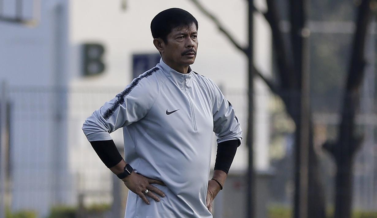 Pelatih Timnas Indonesia U-22, Indra Sjafri, memperhatikan pemainnya saat internal game di Lapangan C, Senayan, Jakarta, Selasa (19/11). Timnas U-22 terus matangkan skema permainan lewat internal game. (Bola.com/Yoppy Renato)