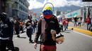 Seorang pengunjuk rasa memakai topeng berwarna bendera Venezuela, saat ikut serta dalam demonstrasi anti-pemerintah ke Mahkamah Agung di Caracas, Venezuela, Kamis, 6 Juli 2017. (AP Photo / Ariana Cubillos)
