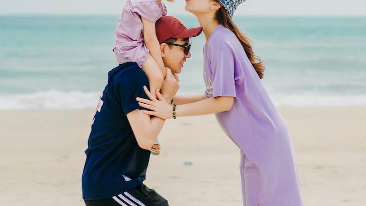 Dengan memahami cara terbaik untuk mengekspresikan cinta kepada anak sesuai dengan Love Language mereka, Anda dapat menciptakan ikatan yang lebih dalam dan lebih bahagia dalam hubungan keluarga. Jadi, yuk kenali Love Language anak Anda dan buat hubungan A