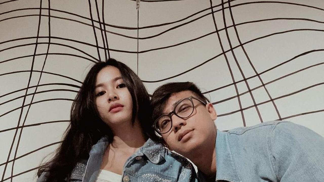 Dengan bakat aktingnya yang mengagumkan, Adinda Azani meraih beberapa nominasi dan penghargaan prestisius di industri hiburan Indonesia, termasuk dalam ajang Festival Film Bandung 2020.<br>