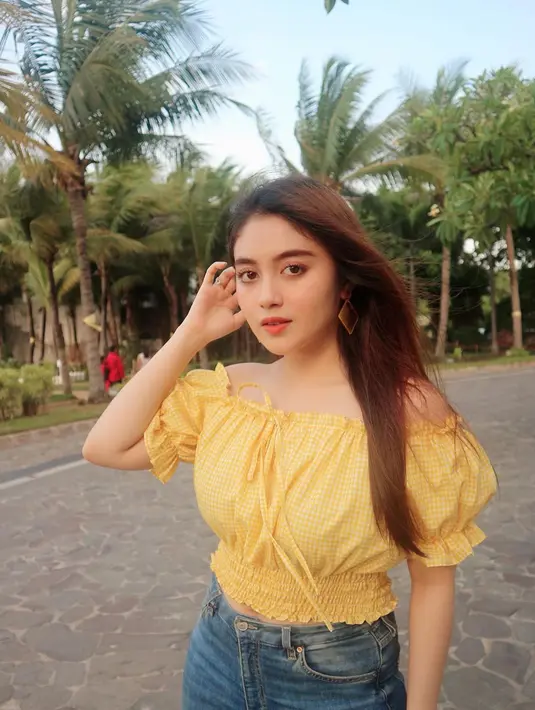 "Menurutku jadi artis nggak modal cantik saja, tapi punya kepintaran dan wawasan lebih luas" kata Nabilah Ayu saat ditemui di kawasan Kapten Tendean, Jakarta Selatan, Rabu (19/8/2020). (Instagram/nblh.ayu)