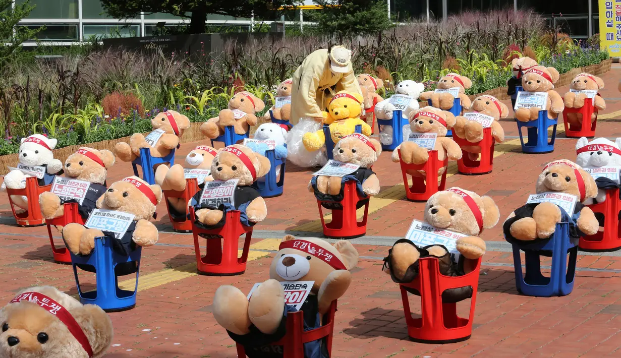 Pedagang kaki lima menempatkan boneka beruang untuk memprotes kekerasan terhadap PKL ilegal, di depan kantor distrik Mapo di Seoul, Kamis (24/9/2020). Boneka beruang itu menggantikan pengunjuk rasa untuk menghindari pelanggaran larangan aksi dengan lebih dari 10 orang. (AP Photo/Ahn Young-joon)