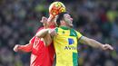Gelandang Liverpool, Lucas Leiva, duel udara dengan pemain Norwich, Wes Hoolahan. Berkat kemenangan itu Liverpool kini berada di peringkat 7 klasemen Liga Inggris. (Reuters/Alex Morton)