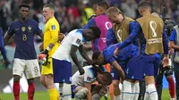 Kapten Inggris, Harry Kane terunduk lesu dan dihibur oleh para pemain Prancis usai laga perempat final Piala Dunia 2022. (AP Photo/Frank Augstein)