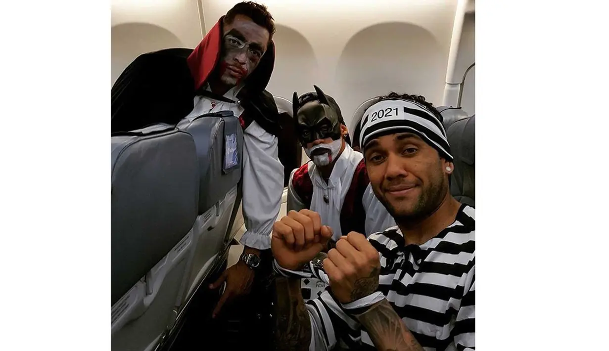 Bek sayap kanan Barcelona, Dani Alves memamerkan tangannya yang diborgol. Khusus perayaan pesta Halloween bertajuk "Barcaween" pada Sabtu (31/10/2015), pemain asal Brasil itu berdandan ala napi.  (FCBARCELONA.COM)