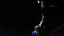 Gregoria Mariska menjangkau kok saat melawan unggulan keempat Ratchanok Intanon pada babak kedua Indonesia Open 2018 di Istora Senayan, Jakarta, (5/6/2018). Ratchanok Intanon menang 21-11 17-21 21-14. (Bola.com/Nick Hanoatubun)
