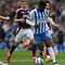 Bek Newcastle United asal Inggris #33, Dan Burn (kanan), bertahan dari gelandang Brighton asal Kamerun #20, Carlos Baleba, dalam pertandingan Premier League Inggris antara Brighton dan Hove Albion dan Newcastle United di Stadion American Express Community di Brighton, Inggris selatan pada 4 Mei 2025. (Glyn KIRK/AFP)