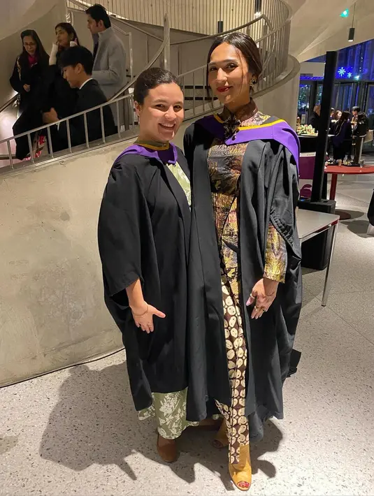 Kebaya ini dipadukan dengan kain batik Kawung klasik dan open toe heels berwarna kuning [@denarachman]