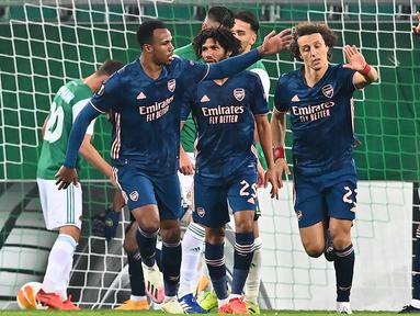 Pemain Arsenal merayakan gol yang dicetak David Luiz ke gawang Rapid Vienna pada laga Grup B Liga Europa 2020/2021 di Allianz Stadion, Kamis (22/10/2020) malam WIB. Arsenal menang 2-1 atas Rapid Vienna. (AFP/Joe Klamar)
