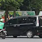 Joki 3 in 1 kepada kendaraan roda empat di Senayan, Jakarta, Selasa (29/3). Akibat banyaknya anak yang dieksploitasi menjadi penumpang sewaan Gubernur Ahok berencana menghapus kebijakan 3 in 1 di jalan-jalan protokol. (Liputan6.com/Immanuel Antonius)