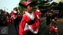 Pemain egrang mengikuti karnaval budaya Keris Summit 2015 di Jl Malioboro, Yogyakarta,  Rabu (28/10/2015). Agenda dari acara ini seperti workshop ,pameran dan penjaulan keris. (Boy T Harjanto)