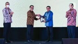 Direktur Utama SIG, Donny Arsal (kedua kanan) memberikan cinderamata kepada Direktur Pengembangan Jasa Konstruksi, Dirjen Bina Konstruksi, Putut Marhayudi (kedua kiri) usai pembukaan pelatihan tenaga konstruksi di Palembang (7/4/2022). (Liputan6.com/HO/SIG)