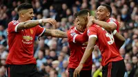 Pemain Manchester United, Marcus Rashford (kedua dari kanan) merayakan gol bersama rekannya saat melawan Manchester City pada lanjutan Liga Inggris pekan ke-31 di Stadion Etihad, Manchester, Minggu (20/3/2016). (AFP/Oli Scarff)