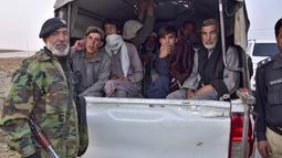 Pasukan keamanan Pakistan pada hari Rabu menahan dan mendeportasi puluhan warga Afghanistan yang tinggal di negara itu secara ilegal, setelah tenggat waktu yang ditetapkan pemerintah bagi mereka untuk meninggalkan negara itu berakhir, kata pihak berwenang. (AP Photo/Arshad Butt)