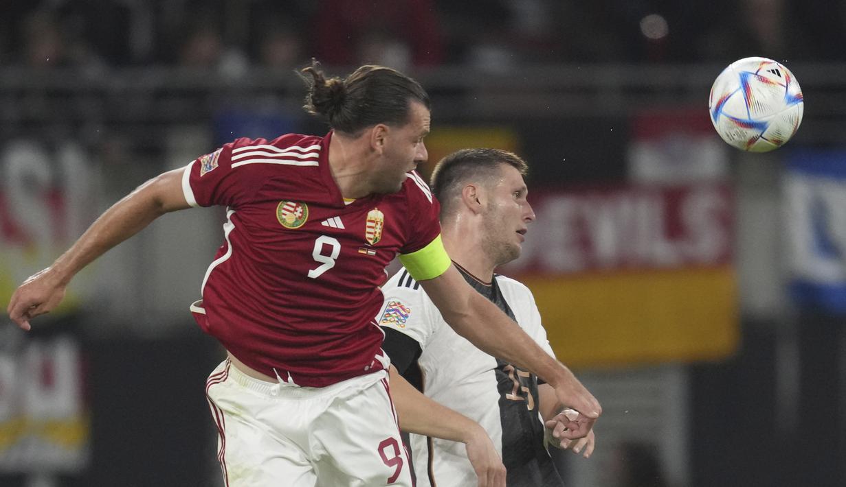 Penyerang Hungaria, Adam Szalai berebut bola dengan pemain Jerman Niklas Sule selama pertandingan UEFA Nations League di Red Bull Arena di Leipzig, Jerman, Jumat, 23 September 2022. Hungaria menang atas Jerman 1-0. (AP Photo/Michael Sohn)
