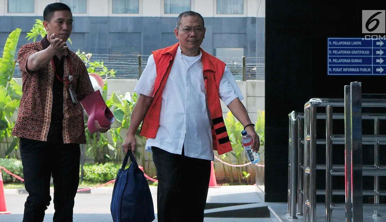 Dirut PT Aquamarin Divindo Inspection Yunus Nafik tiba di KPK, Jakarta, Jumat (8/9). Yunus diperiksa terkait penanganan perkara perdata tentang wanprestasi antara PT EJFS sebagai penggugat dan PT ADI. (Liputan6.com/Helmi Afandi)