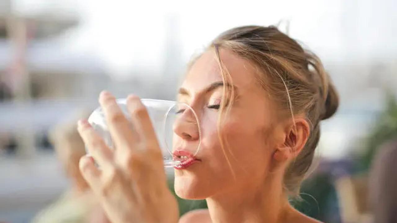 Beda Manfaat Minum Air Hangat vs Air Dingin di Pagi Hari, Mana yang Lebih Baik?