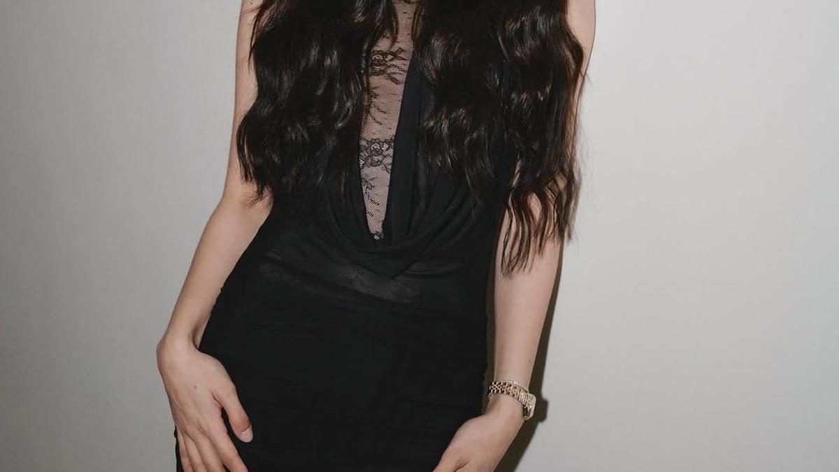 6 Pesona Gothic Mermaid Alyssa Daguise, Dibalut Lace Black Dress dan Rambut Wavy
