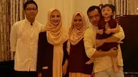 Anang Hermansyah bersama keluarga besarnya, Ashanty, Aurel, Azriel dan Arsy.