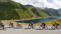 Para Pembalap sepeda beradu cepat untuk menjadi yang terdepan di gelaran Tour de France, pegunungan Alpen, Perancis,  (23/7/2015). Peserta menempuh jarak sepanjang  186,5 km dari gap finis di Saint - Jean - de –Maurienne. (REUTERS/Stefano Rellandini)