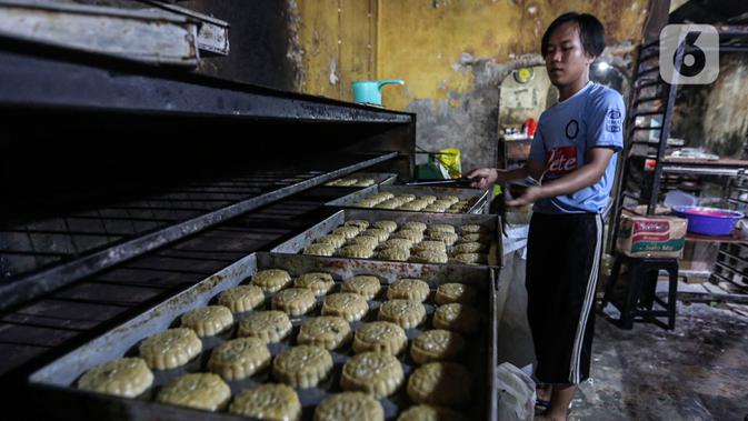 Pekerja UMKM melakukan pembuatan kue di Tanah Kusir, Jakarta, Rabu (13/1/2021). Untuk bidang UMKM dan pembiayaan korporasi dialokasikan Rp63,84 triliun dengan fokus pada subsidi bunga KUR reguler. (Liputan6.com/Johan Tallo)