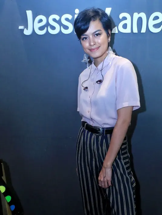 Pemeran Dara dalam film Pendekar Tongkat Emas itu enggan berbagi terkait soal asmara. Begitu juga saat ditanya tekait kekasih. Ia juga memberikan jawaban mengambang. Soal asmara tidak perlu diumbar. (Adrian Putra/Bintang.com)