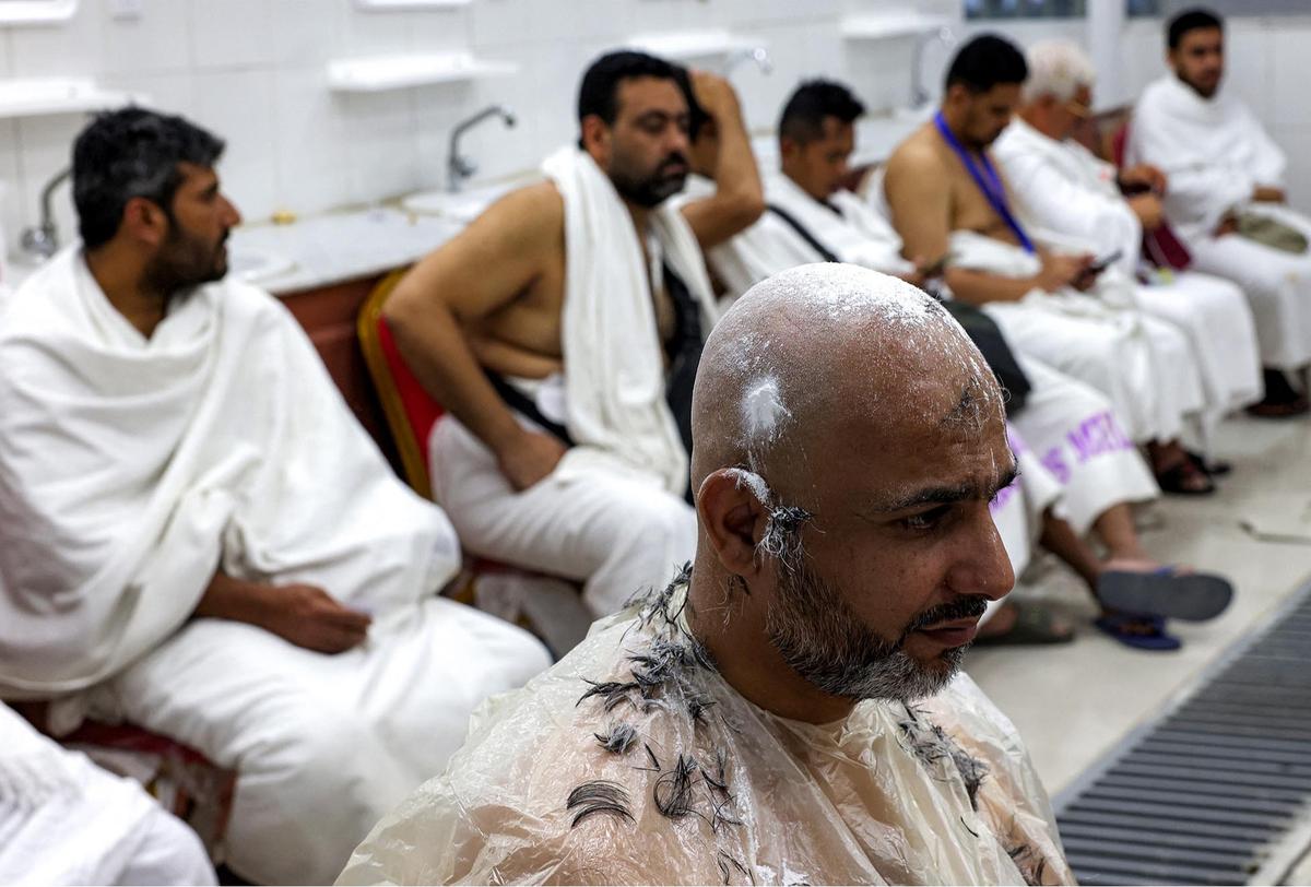 FOTO: Jemaah Haji Antri Potong Rambut di Barber Shop