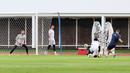 Kiper Timnas Indonesia, Maarten Paes dan Emil Audero melakoni latihan resmi menjelang laga FIFA Series 2026 melawan St Kitts and Nevis di Stadion Madya, Senayan, Jakarta, Kamis (26/03/2026). (Bola.com/M Iqbal Ichsan)