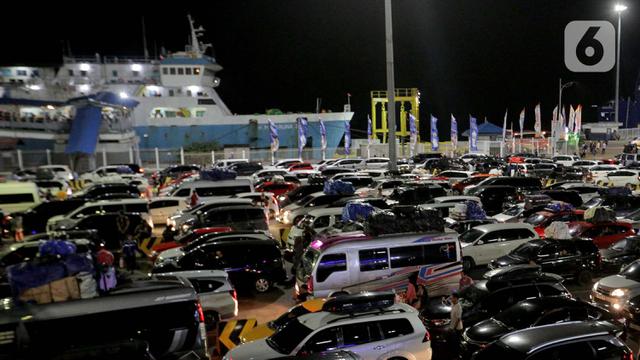 Ribuan Kendaraan Pemudik Padati Pelabuhan Merak Banten