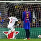 Pemain Bayern Munchen Robert Lewandowski mencetak gol ke gawang Barcelona pada pertandingan Grup E Liga Champions di Stadion Camp Nou, Barcelona, Spanyol, Selasa (14/9/2021). Bayern Munchen menang 3-0. (AP Photo/Joan Monfort)