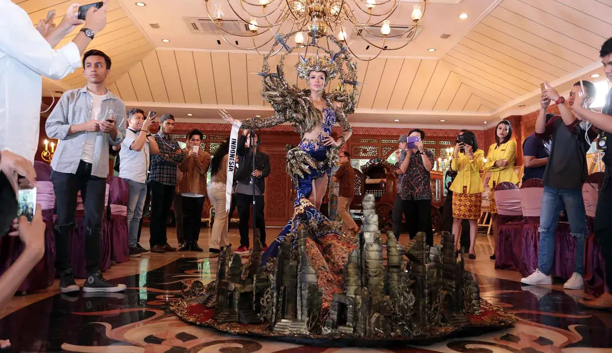 Merupakan sebuah kebanggaan bisa mewakili Indonesia di ranah Internasional. Seperti yang terjadi pada Dea Rizkita, Puteri Indonesia Perdamaian 2017, akan berangkat ke Vietnam pada Oktober mendatang. (Deki Prayoga/Bintang.com)