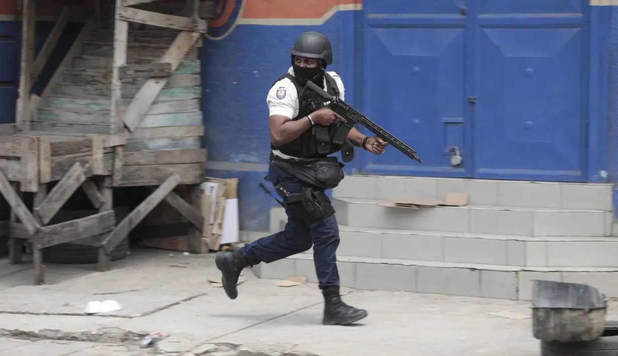 <p>Sejak pembunuhan Presiden Haiti Jovenel Moise, gangster diperkiakan menguasai 60 persen Ibu Kota Port-au-Prince dan sering berperang. (AP Photo/Odelyn Joseph)</p>