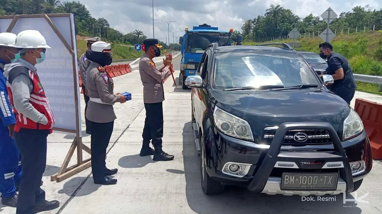 Hutama Karya melakukan penyekatan di ruas Tol Pekanbaru-Dumai. Proses penyekatan dilakukan bersama pihak kepolisian di Gerbang Tol (GT) Dumai. (Foto: HK)