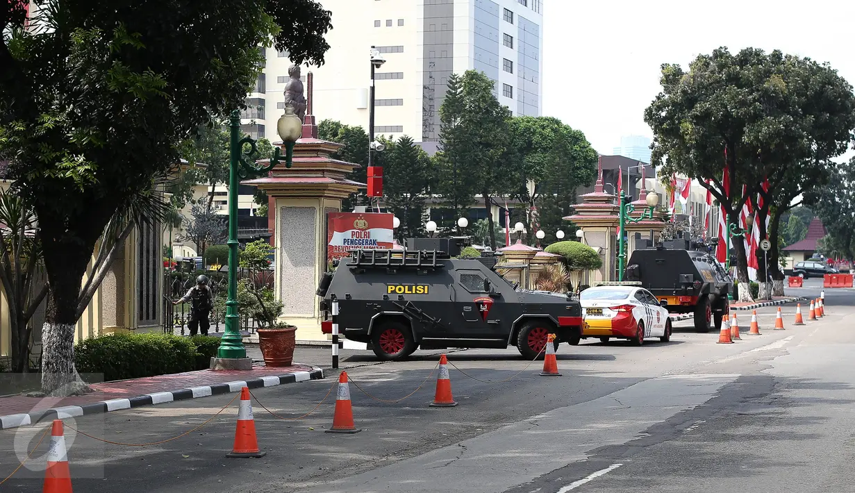Dua buah mobil Barracuda disiagakan di sekitar gedung Mabes Polri, Jakarta, Selasa (5/7). Pengamanan Mabes Polri diperketat pasca pengeboman bunuh diri di Mapolresta Solo.(Liputan6.com/Faizal Fanani)