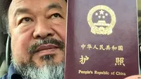Seniman berpengaruh China yang terkenal, Ai Weiwei, yang paspornya dikembalikan setelah disita selama 600 hari. (BBC)