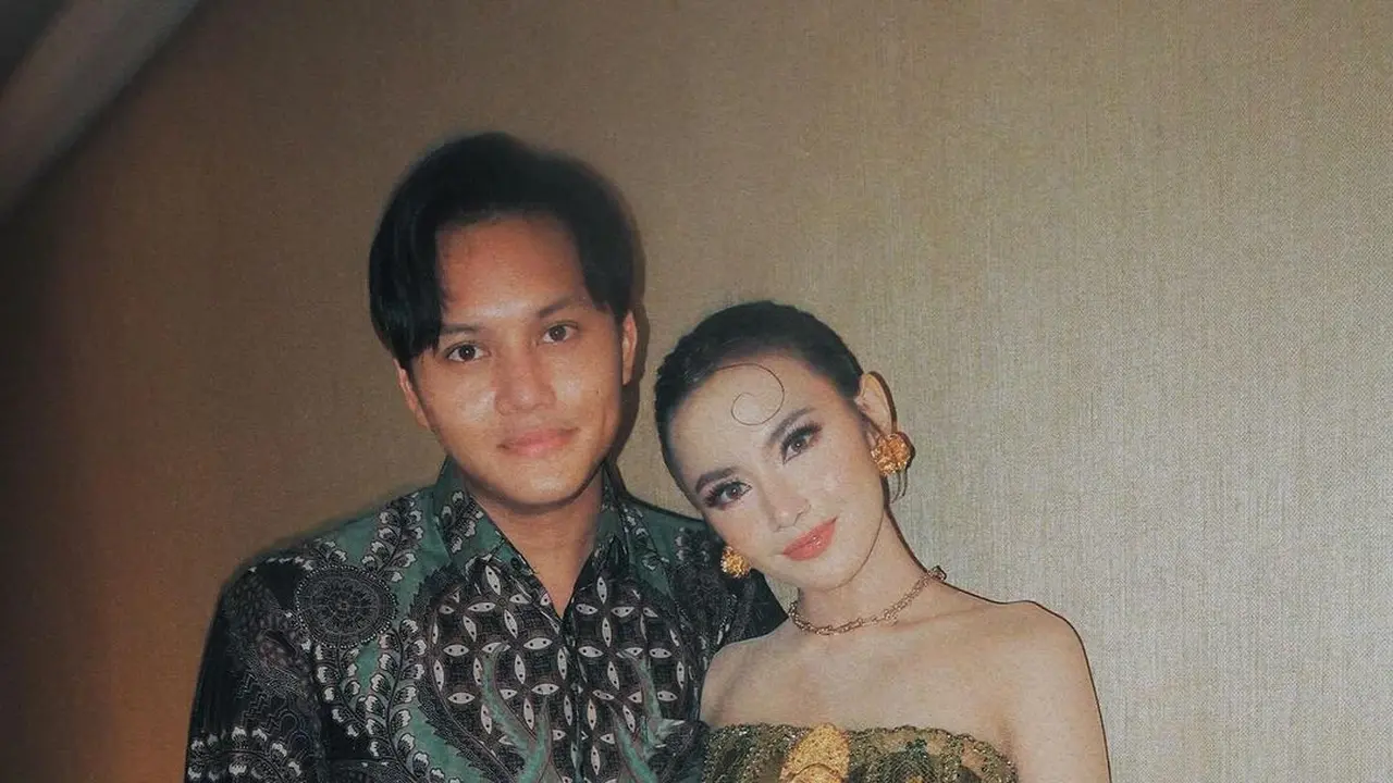 8 Outfit Couple ke Kondangan ala Artis, dari El Rumi-Syifa Hadju hingga Al Ghazali-Alyssa Daguise