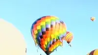 Kecelakaan maut terjadi di ruas Tol Jagorawi KM 34, Sentul, hingga balon udara warna warni membumbung di Kota Albuquerque.